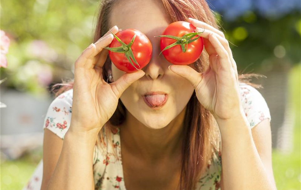 Frau mit Tomate